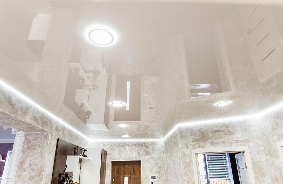 Белый глянцевый натяжной потолок со светодиодной подсветкой и светильниками