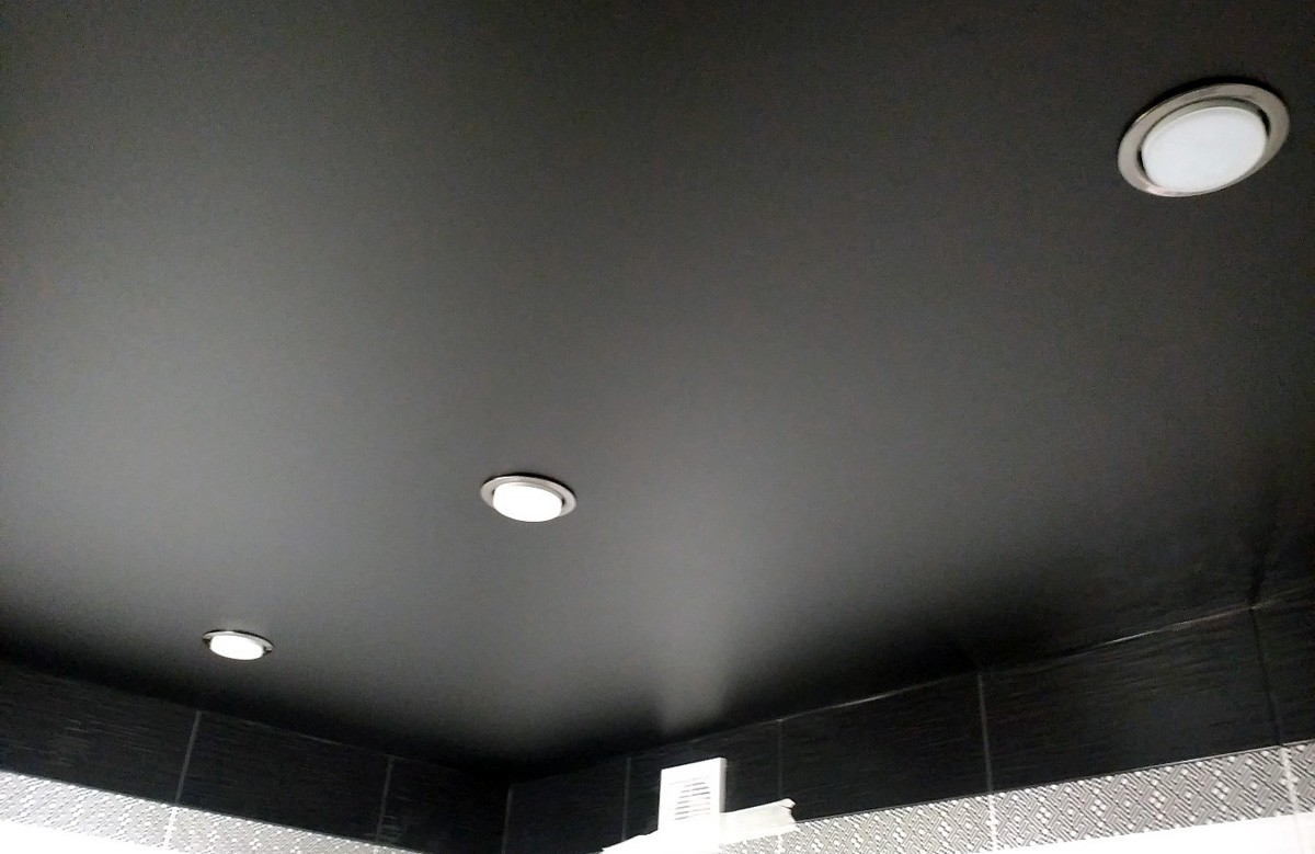 Чёрный сатиновый натяжной потолок