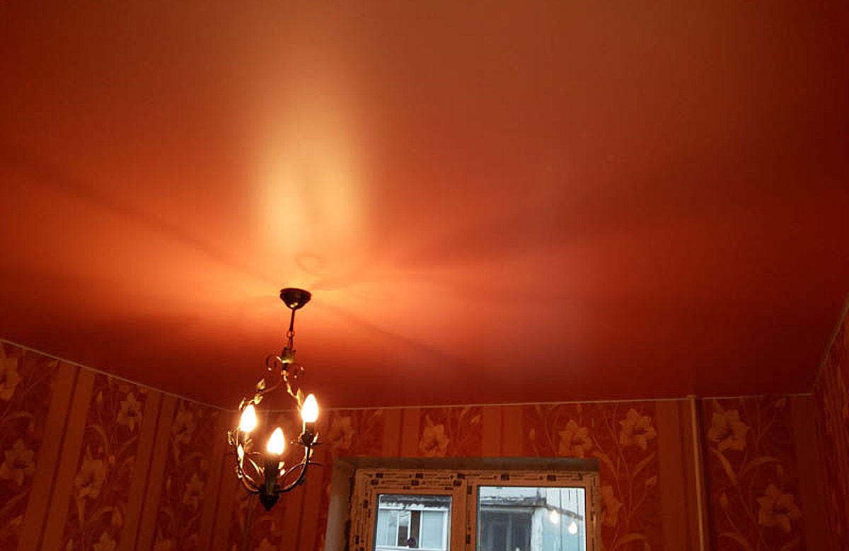 Красный сатиновый натяжной потолок