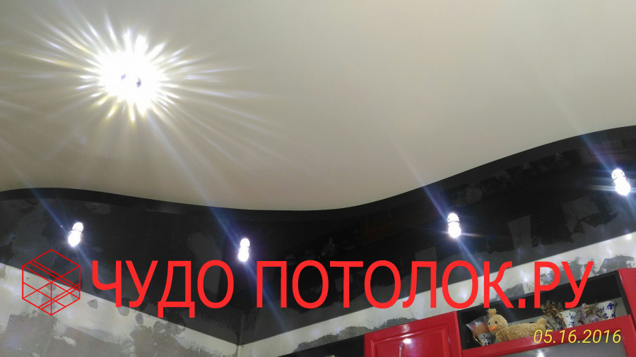 Двухуровневый черный глянцевый и белый матовый натяжной потолок со светильниками