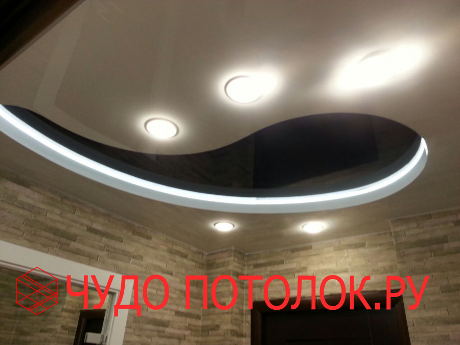Черно-белый глянцевый двухуровневый натяжной потолок в форме "Капли" со светодиодной лентой и светильниками