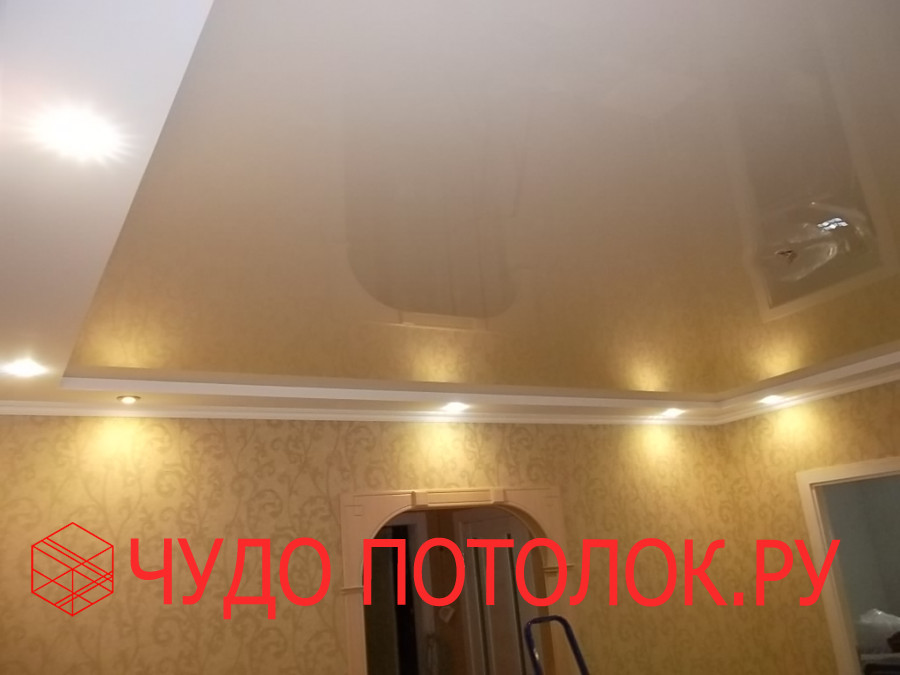 Двухуровневый натяжной потолок персиковый глянцевый и белый матовый со светильниками