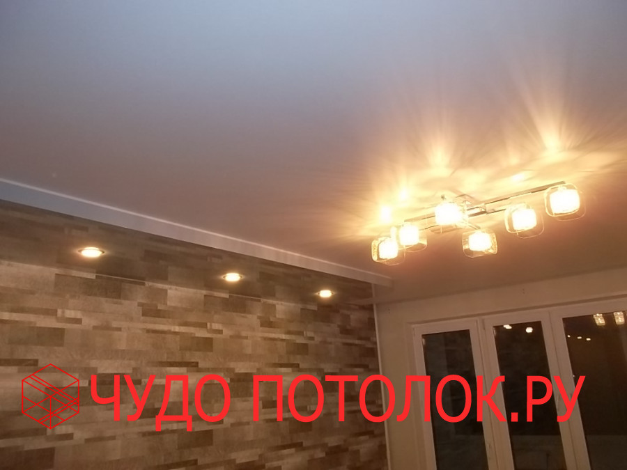 Двухуровневый серый глянцевый и белый матовый натяжной потолок со светильниками и люстрой