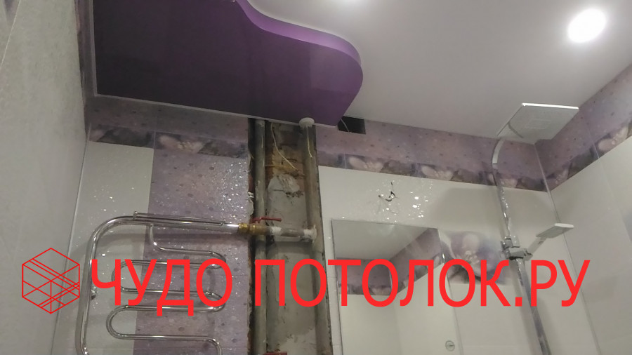 Фиолетовый глянцевый и белый сатиновый двухуровневый натяжной потолок в ванной