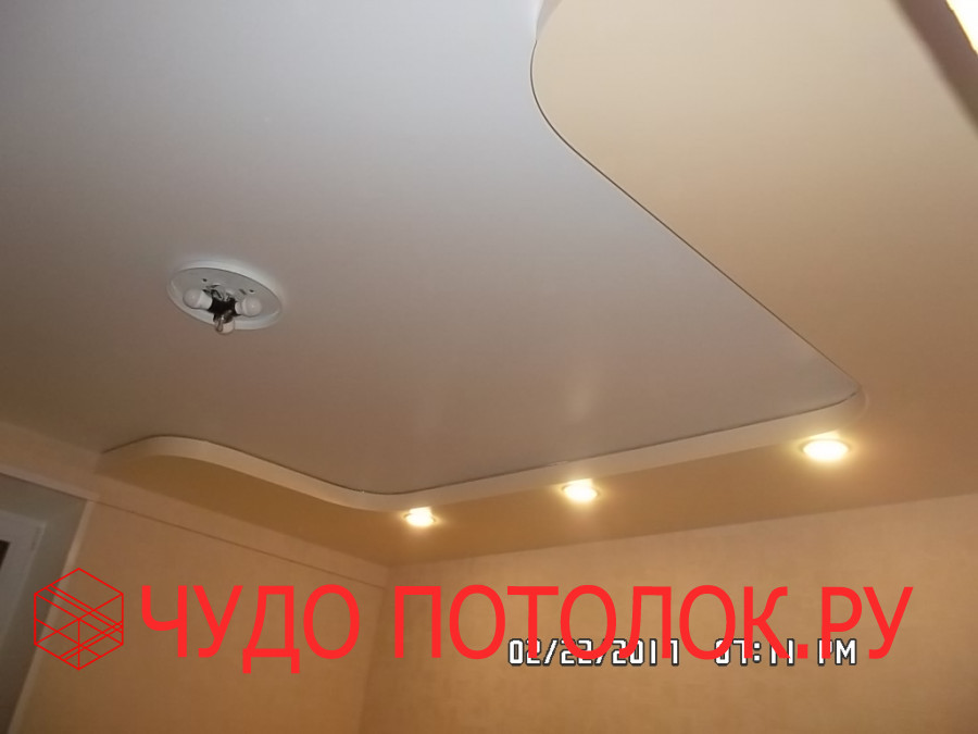 Матовый белый с бежевым двухуровневый натяжной потолок "буквой П" со светильниками