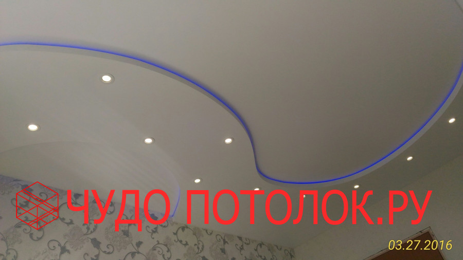 Белый сатиновый двухуровневый натяжной потолок со светильниками и разноцветной светодиодной лентой
