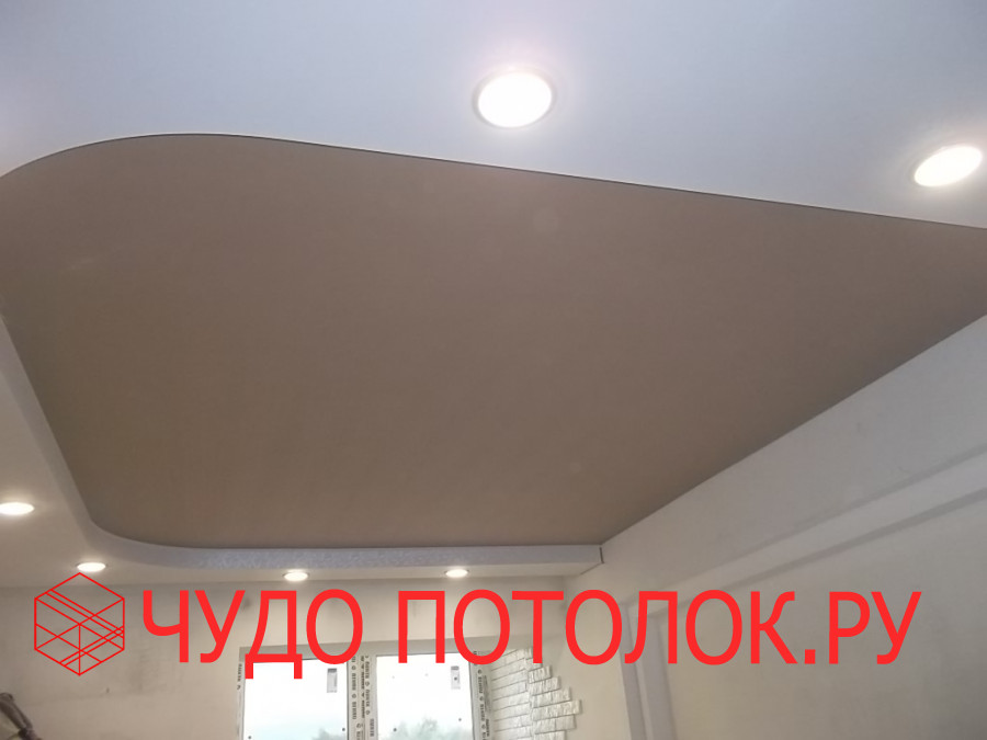 Коричнево-белый двухуровневый натяжной потолок "Парча" со светильниками