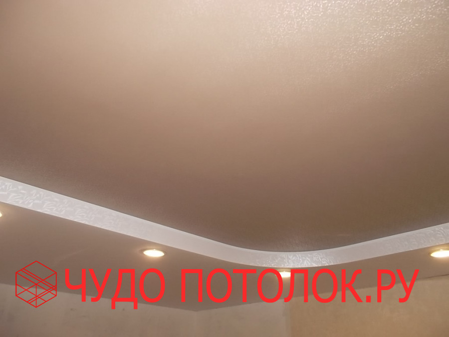 Двухуровневый коричнево-белый натяжной потолок "Парча"