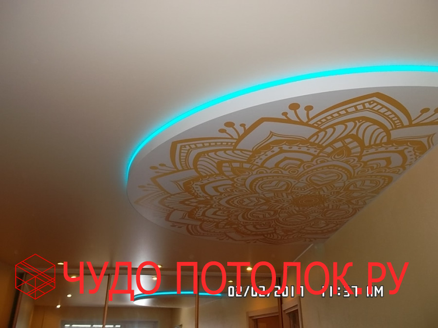 Полукруглый двухуровневый натяжной потолок с фотопечатью и бирюзовой светодиодной подсветкой