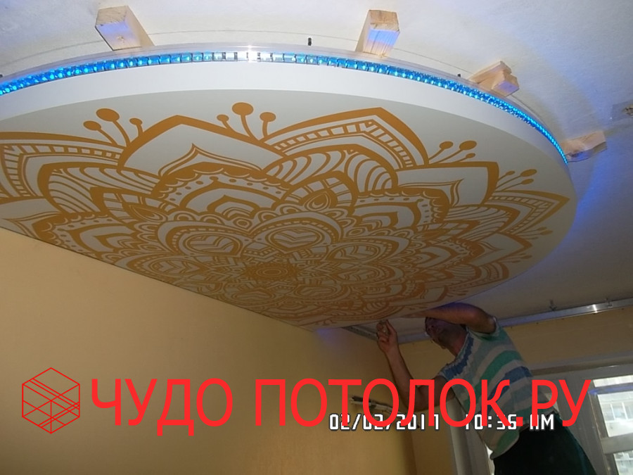 Полукруглый двухуровневый натяжной потолок с фотопечатью и светодиодной подсветкой