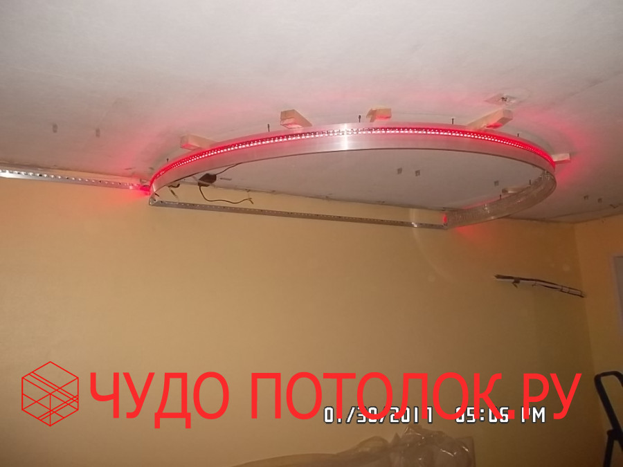 Полукруглая конструкция двухуровневого натяжного потолка со светодиодной подсветкой