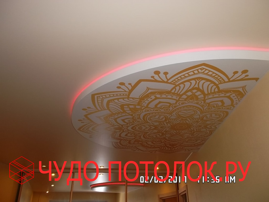 Полукруглая конструкция двухуровневого натяжного потолка с фотопечатью и разноцветной светодиодной подсветкой