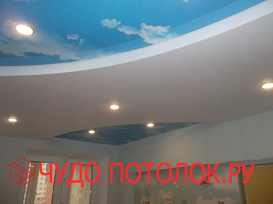 Двухуровневый натяжной потолок с пленкой MSD Premium Облака и светильниками