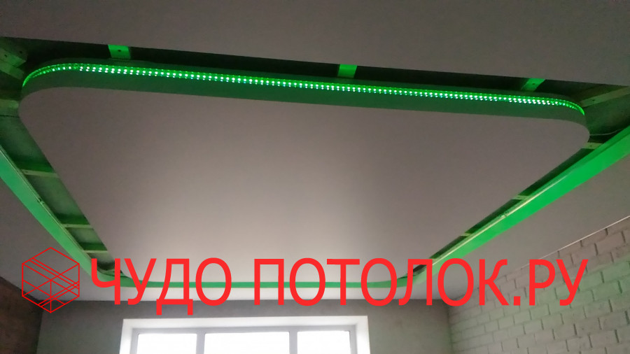 Двухуровневый натяжной потолок квадрат в квадрате с зеленой светодиодной подсветкой